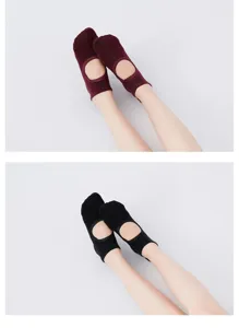 Gros plan détaillé de chaussettes de yoga pour femmes à dos ouvert et semelle antidérapante.