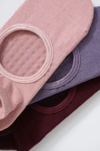 Vue détail des chaussettes de yoga pour femmes, tissu tricoté doux, chaussettes de fitness.