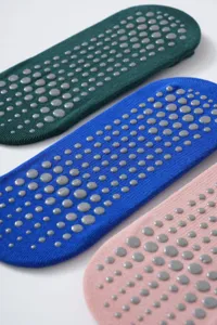 Chaussettes de yoga antidérapantes détail, chaussettes de fitness pilates respirantes.