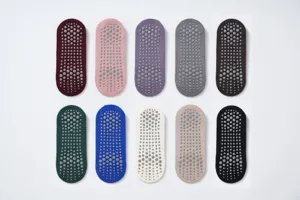 Vue détaillée montrant les points en silicone antidérapants sous des chaussettes de yoga.