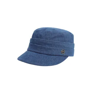 Berretto piatto in denim blu con pieghe eleganti e badge metallico, stile casual.