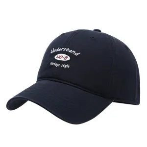 Casquette de baseball bleu marine délavée vintage avec lettres brodées et patch, visière.