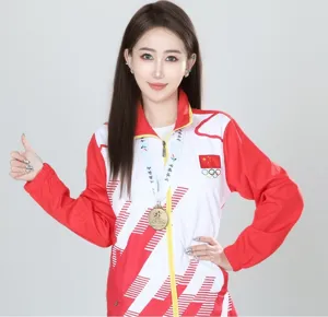 Vue détaillée de la veste de sport rouge et blanche avec médaille et cordon, tissu.
