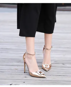 Vista detallada de elegantes tacones puntiagudos con brillante hebilla de cristal y correa.