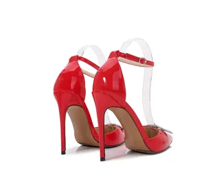 Zapatos de tacón en charol rojo con punta fina hebilla de pedrería y tira al tobillo.