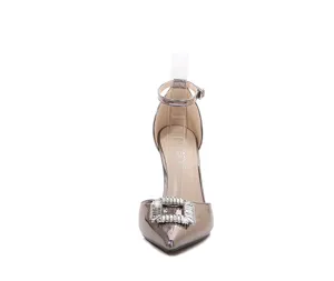 Vista detallada del zapato de tacón alto para mujer con hebilla de estrás y tira en el tobillo.