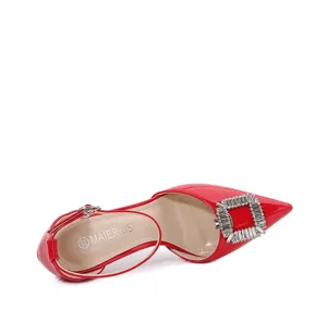 Detalle hebilla cristal charol rojo primer plano zapato tacon de aguja punta fina