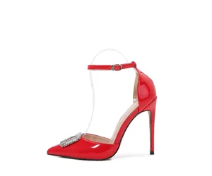 Zapatos de tacón de aguja puntiagudos de charol rojo con hebilla de cristal detalle