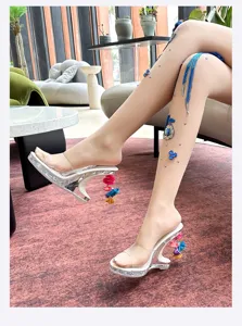 Transparante plateau high heels met kleurrijke bloem hiel hangers, stijlvolle sandalen.