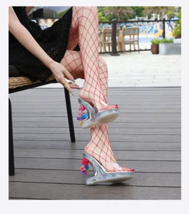 Vrouwen transparante kristal hoge hakken sandalen met kleurrijke bloem hangers en visnet sokken.