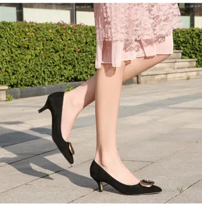 Zapatos de tacón bajo negro con hebilla metálica elegante, ideales para uso diario y oficina.