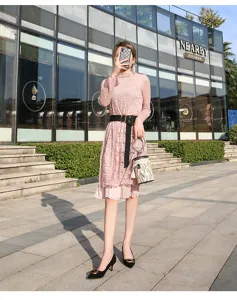 Primer plano detallado de los elegantes zapatos de tacón negros con hebilla en la calle.
