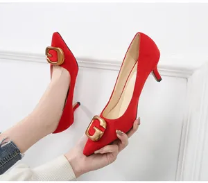 Zapatos de tacón kitten rojos con gran hebilla dorada, vista de detalle elegante.