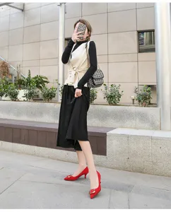 Elegantes zapatos de tacón rojo para mujer con hebilla metálica para citas y uso diario.