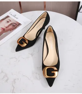 Elegantes zapatos negros de tacón bajo con hebilla dorada, ideales para fiesta y uso.