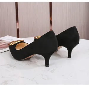 Zapatos de tacón medio negro de ante con hebilla de metal, calzado elegante de mujer.