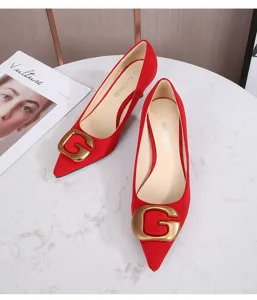 Elegantes zapatos de tacón rojo con punta afilada y hebilla dorada G para mujeres con estilo.