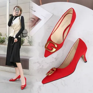 Zapatos de tacón alto puntiagudos rojos para mujer con hebilla metálica elegante.