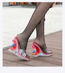 Transparante wedge hakken sandalen met kleurrijke bloemen hangers voor dames mode schoen.