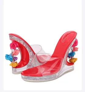 Dames transparante sleehak sandalen met kleurrijke bloemvormige hangers en rood lakleer ontwerp.