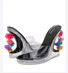 Dames kristal plateau hoge hakken sandalen met kleurrijke bloemhangers en transparante bandjes.
