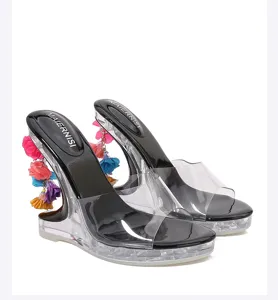 Transparante PVC hakken sandalen met kleurrijke rozenkwastjes in de doorzichtige sleehak detail.
