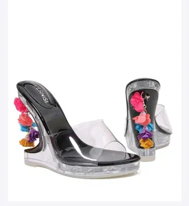 Modieuze transparante sleehak hoge hakken sandalen voor vrouwen met kleurrijke bloemen.