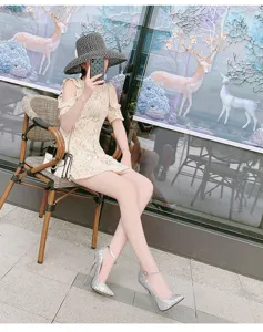 Detalle de tacones de aguja con purpurina plateada, elegantes zapatos de fiesta mujer.
