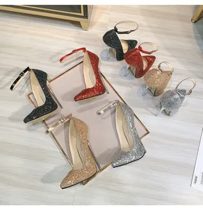 Detalle tacones de aguja con purpurina, zapatos de punta con correa al tobillo, fiesta vista.