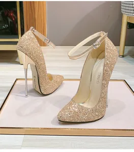 Vista detallada de zapatos de tacón de aguja puntiagudos con purpurina dorada brillante.