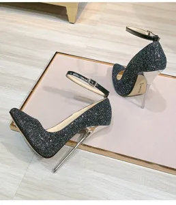 Zapatos de tacón de aguja con purpurina negra, punta puntiaguda y correa en el tobillo.
