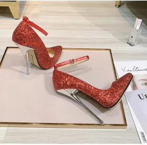 Zapatos de tacón de aguja puntiagudos con purpurina roja y tira en el tobillo mujer