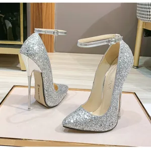 Zapatos de tacón de aguja plateados brillantes con punta puntiaguda y correa al tobillo.