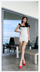 Eleganti tacchi alti in pelle verniciata da donna, perfetti per outfit estivi.
