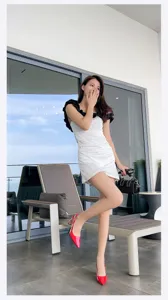 Vista dettaglio scarpe décolleté rosse in vernice, eleganti tacchi medi per la moda estiva.