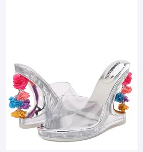 Transparante hoge hakken sandalen voor vrouwen met kleurrijke bloemenhanger en sleehak.