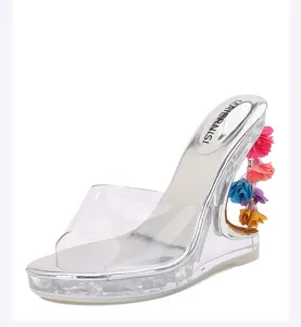 Transparante PVC wedge high heels met kleurrijke bloemenhangers in de holle hak, sandalen.