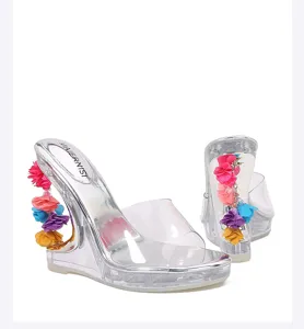 Transparante sleehakken met kleurrijke bloemhangers, stijlvolle plateau sandalen.