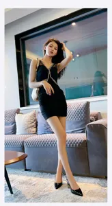 Scarpe col tacco alto in pelle verniciata da donna, eleganti décolleté estive alla moda.