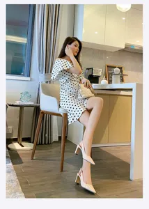 Eleganti scarpe con tacco in pelle verniciata nude da donna, décolleté chic con tacco medio estive.