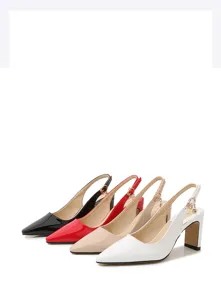 Scarpe slingback con tacco largo e punta affusolata in pelle verniciata dettaglio.