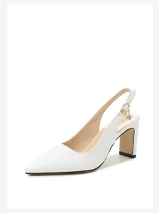 Scarpe decollete slingback con tacco largo e punta affusolata in pelle verniciata bianca.