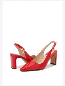 Scarpe con tacco slingback in vernice rossa con punta affilata e tacco medio elegante.