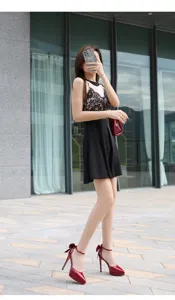 Nahaufnahme roter Damen-Stilettos mit elegantem Schleifen- und Knöchelriemendesign.