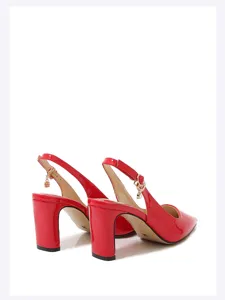 Scarpe décolleté slingback in lucida vernice rossa con tacco largo e cinturino elegante.