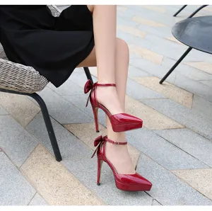 Rote Lackleder Stilettos High Heels mit einer schicken Schleife hinten und spitzer Form.