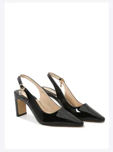 Scarpe slingback in pelle verniciata nera con punta affusolata e dettaglio di ciondolo.