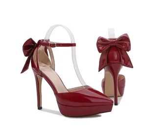 Rote Lackleder Plateau High Heels mit Stilettoabsatz, spitze Zehenpartie und schöner Schleife.