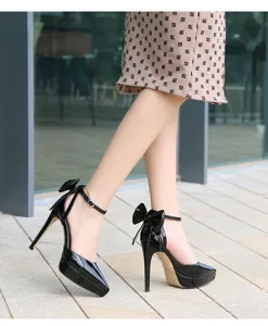 Schwarze High Heels aus Lackleder mit Plateau Knöchelriemen und eleganter Schleife hinten.
