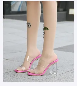 Sandalias de verano con tacón alto transparente, punta cuadrada rosa y tacón de cristal grueso.